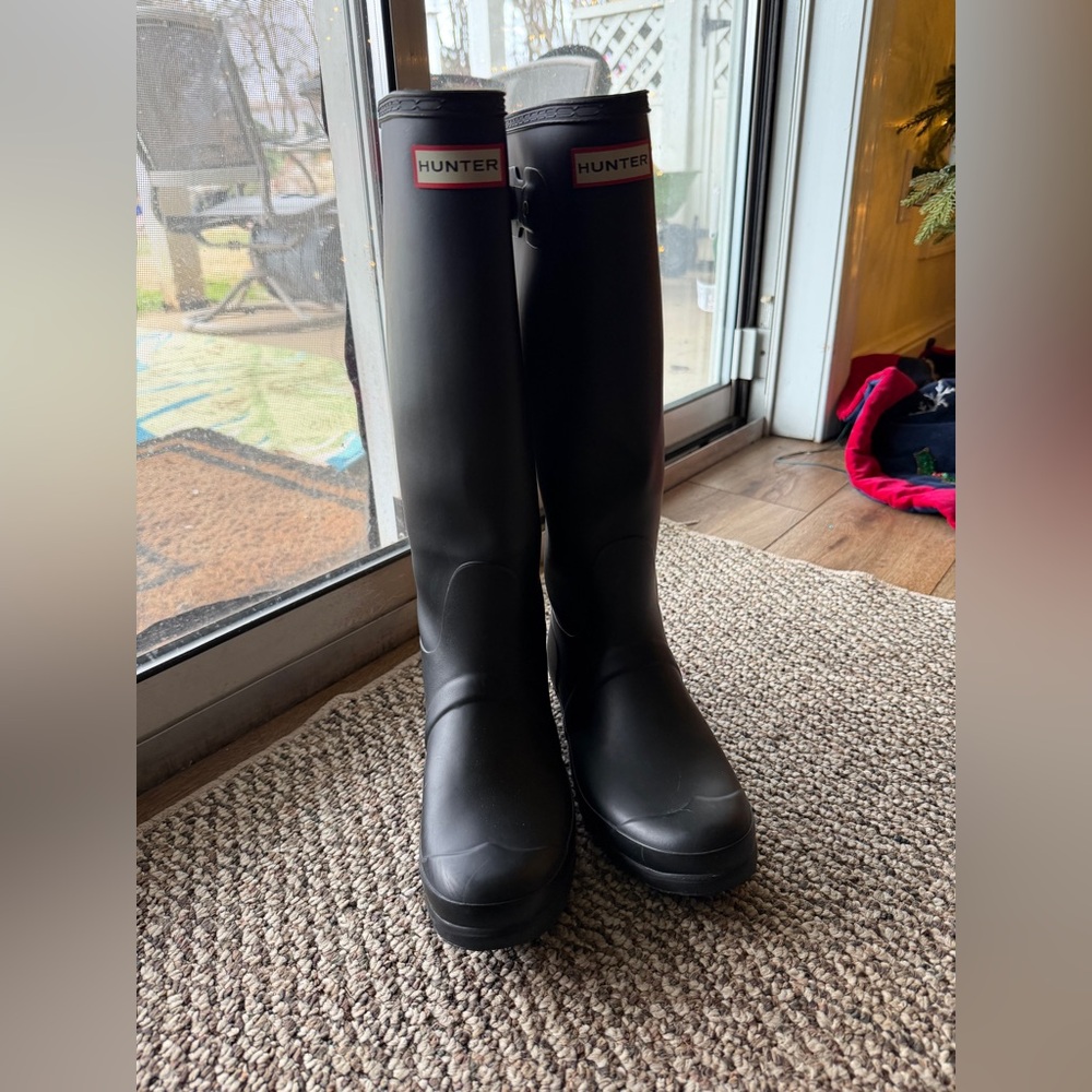 Hunter black Tall Classic Wellies + fleece socks